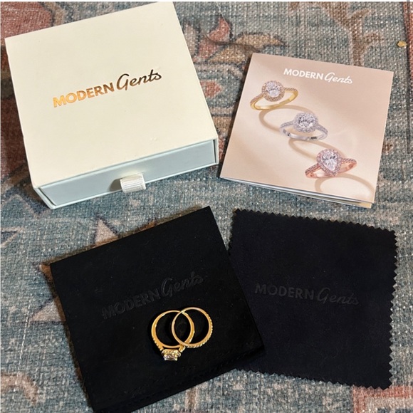 NIB MODERN GENTS Set of 2 Rings The Evermore Gold Wedding/ Engagement Set - Sz 7 - Picture 3 of 13